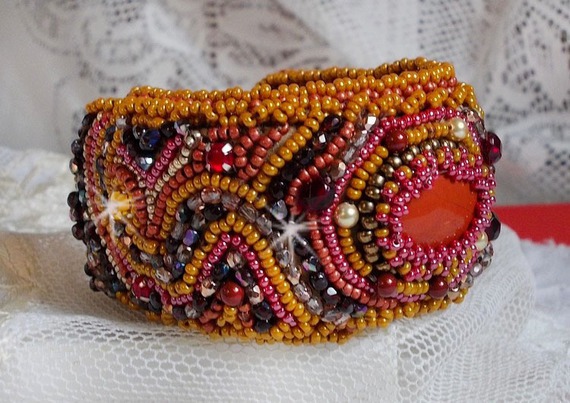 Rot Jaspis Armband Manschette bestickt mit einem Rot Jaspis Cabochon, Swarovski Kristalle und Rocailles