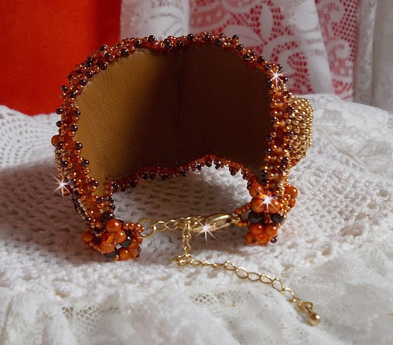 Lady in Orange Armband Haute-Couture Manschette bestickt mit Swarovski-Kristallen und Miyuki Rocailles.