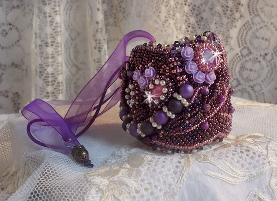 Armband Chinese Purple Stone Manschette bestickt mit feinen Steinen: Sugiliths, Swarovski-Kristallen, Rocailles und einem Organzaband in Violett.