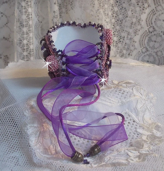 Armband Chinese Purple Stone Manschette bestickt mit feinen Steinen: Sugiliths, Swarovski-Kristallen, Rocailles und einem Organzaband in Violett.