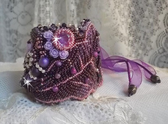 Armband Chinese Purple Stone Manschette bestickt mit feinen Steinen: Sugiliths, Swarovski-Kristallen, Rocailles und einem Organzaband in Violett.