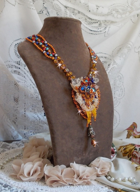 Collier Chic Boho Ethnique Les Rêves d'Acapulco, brodé avec des Cristaux de Swarovski et cuir.