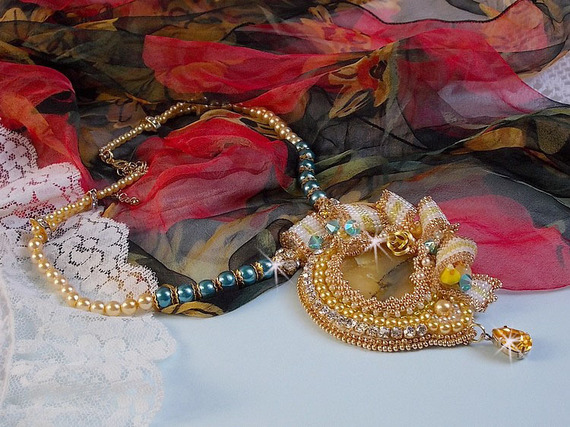 Haute-Couture Sunflower Gold Anhänger bestickt mit 24 Karat vergoldeten Rocailles, einem Madagaskar Opal und Swarovski Kristallen.