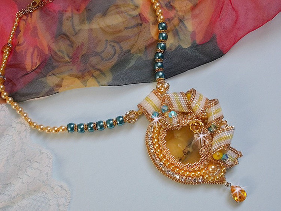 Haute-Couture Sunflower Gold Anhänger bestickt mit 24 Karat vergoldeten Rocailles, einem Madagaskar Opal und Swarovski Kristallen.