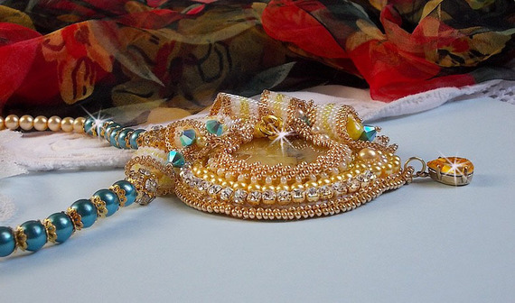 Haute-Couture Sunflower Gold Anhänger bestickt mit 24 Karat vergoldeten Rocailles, einem Madagaskar Opal und Swarovski Kristallen.