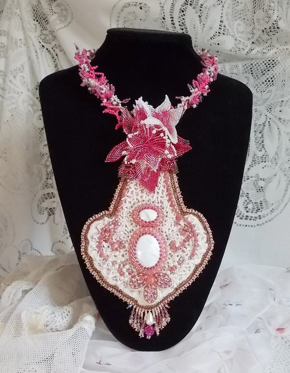 Plastron-Halskette mit rosa Lilie, bestickt mit einem weißen Howlith-Edelstein, Rocailles, Spitze und verschiedenen Perlen auf Haute-Couture-Art