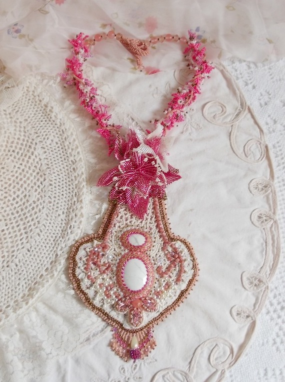 Plastron-Halskette mit rosa Lilie, bestickt mit einem weißen Howlith-Edelstein, Rocailles, Spitze und verschiedenen Perlen auf Haute-Couture-Art