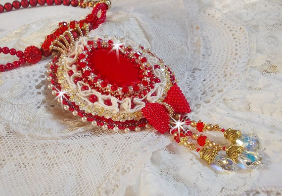 Anhänger Nous Deux Haute-Couture Barock bestickt mit Halbedelsteinperlen und Swarovski-Kristall 