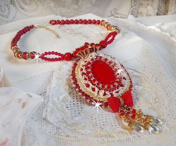 Anhänger Nous Deux Haute-Couture Barock bestickt mit Halbedelsteinperlen und Swarovski-Kristall 