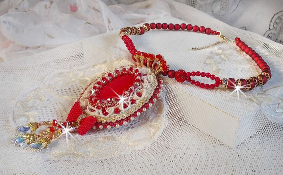 Anhänger Nous Deux Haute-Couture Barock bestickt mit Halbedelsteinperlen und Swarovski-Kristall 