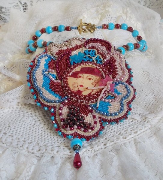 Bel'Art Plastron-Halskette mit einem Harzcabochon aus den 1950er Jahren, Rocailles und Perlmuttperlen aus Swarovski-Kristall 