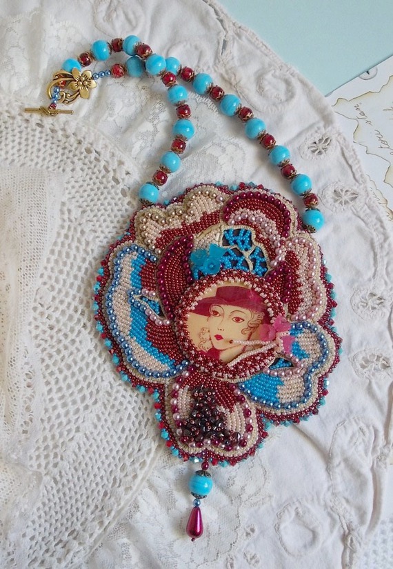 Bel'Art Plastron-Halskette mit einem Harzcabochon aus den 1950er Jahren, Rocailles und Perlmuttperlen aus Swarovski-Kristall 