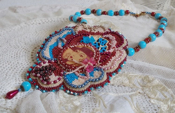 Bel'Art Plastron-Halskette mit einem Harzcabochon aus den 1950er Jahren, Rocailles und Perlmuttperlen aus Swarovski-Kristall 