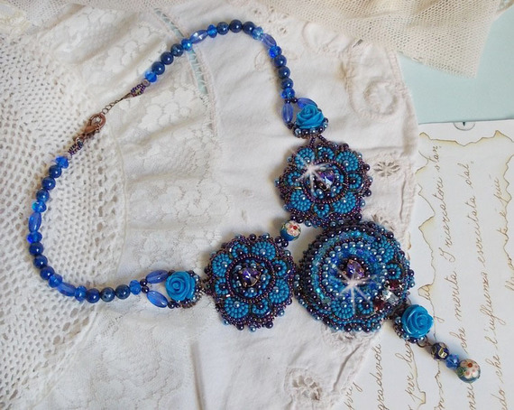 Plastron-Halskette Roses Bleues Royales mit Swarovski-Kristallen und Rocailles