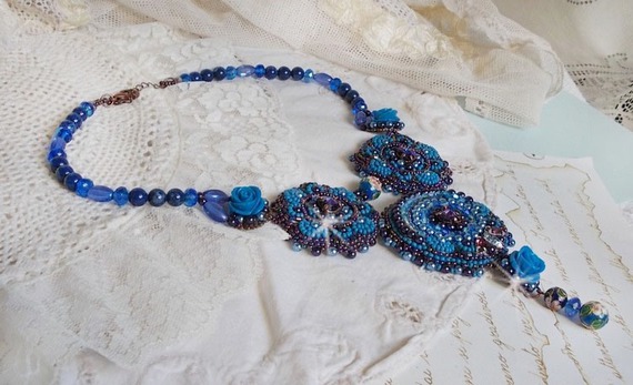 Plastron-Halskette Roses Bleues Royales mit Swarovski-Kristallen und Rocailles