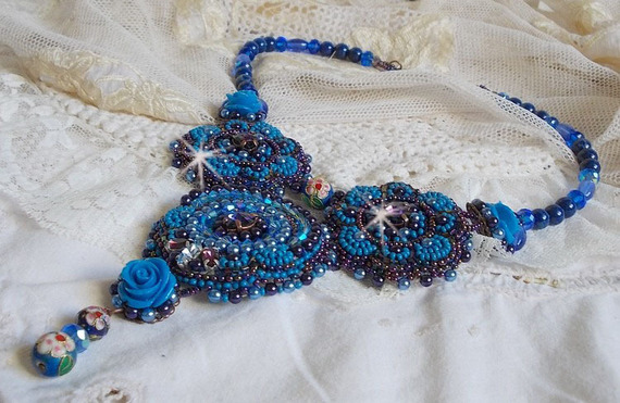 Plastron-Halskette Roses Bleues Royales mit Swarovski-Kristallen und Rocailles
