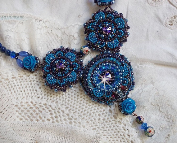 Plastron-Halskette Roses Bleues Royales mit Swarovski-Kristallen und Rocailles