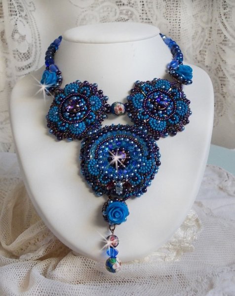 Plastron-Halskette Roses Bleues Royales mit Swarovski-Kristallen und Rocailles