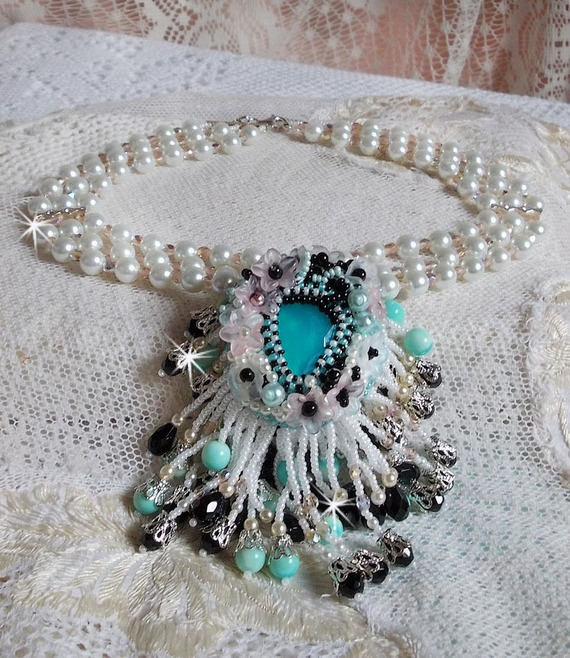 Océane-Halskette, bestickt mit runden, marmorierten Perlen in Himmelblau und Schwarz 