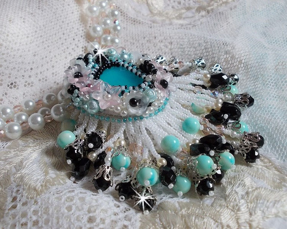 Océane-Halskette, bestickt mit runden, marmorierten Perlen in Himmelblau und Schwarz 