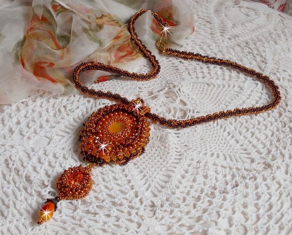 Lady in Orange Anhänger Halskette ist mit Swarovski-Kristallen, Miyuki Rocailles und Perlen bestickt.magisch