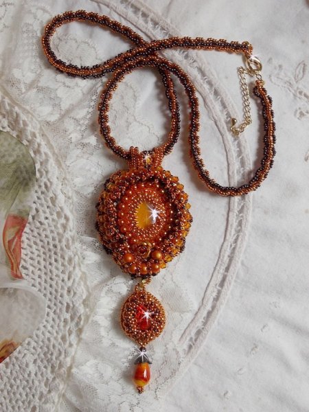 Lady in Orange Anhänger Halskette ist mit Swarovski-Kristallen, Miyuki Rocailles und Perlen bestickt.magisch