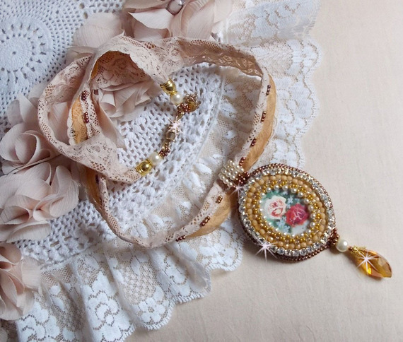 Reflets de Rosée-Anhängerkette, Perlmuttperlen, Swarovski-Kristall und Spitze.