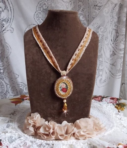 Reflets de Rosée-Anhängerkette, Perlmuttperlen, Swarovski-Kristall und Spitze.