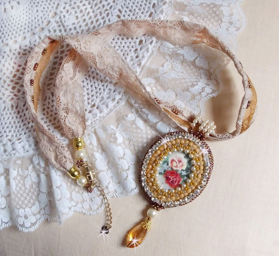 Reflets de Rosée-Anhängerkette, Perlmuttperlen, Swarovski-Kristall und Spitze.