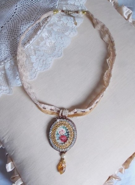 Reflets de Rosée-Anhängerkette, Perlmuttperlen, Swarovski-Kristall und Spitze.