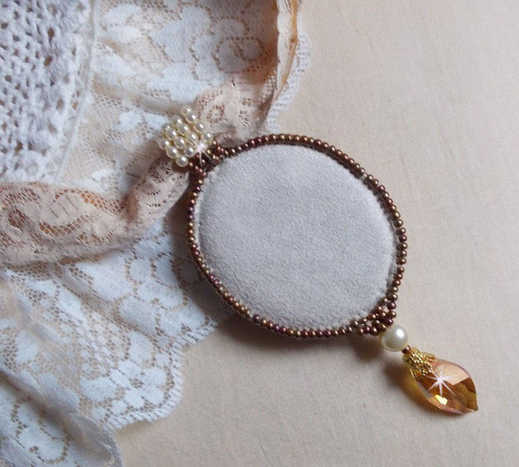 Reflets de Rosée-Anhängerkette, Perlmuttperlen, Swarovski-Kristall und Spitze.