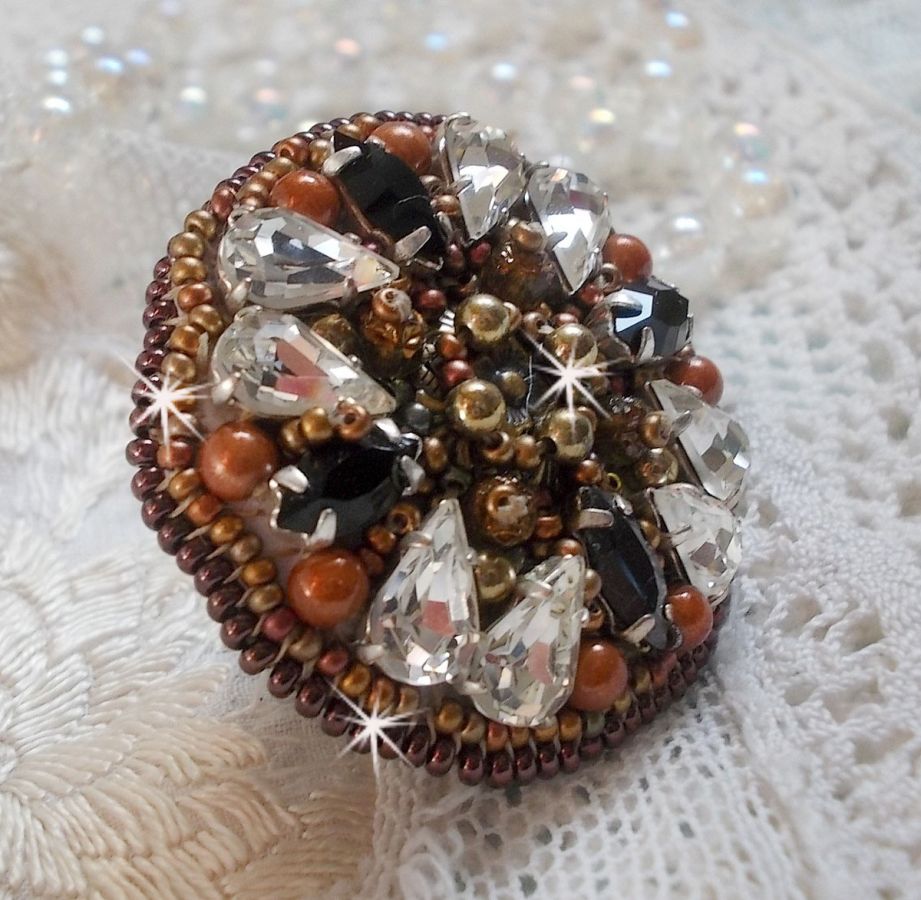 Amber Romance Ring bestickt mit Swarovski Kristallen in Crystal und Schwarz, magischen Perlen und Rocailles