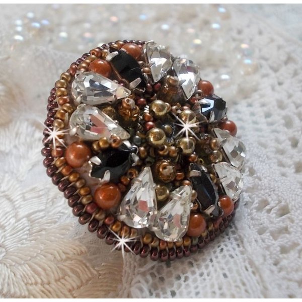 Amber Romance Ring bestickt mit Swarovski Kristallen in Crystal und Schwarz, magischen Perlen und Rocailles