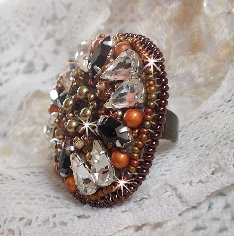 Amber Romance Ring bestickt mit Swarovski Kristallen in Crystal und Schwarz, magischen Perlen und Rocailles