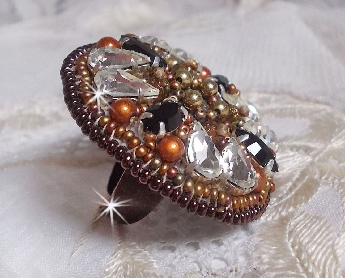 Amber Romance Ring bestickt mit Swarovski Kristallen in Crystal und Schwarz, magischen Perlen und Rocailles