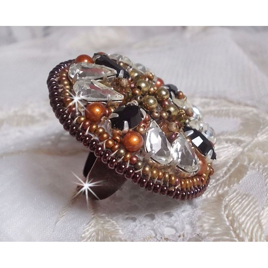 Amber Romance Ring bestickt mit Swarovski Kristallen in Crystal und Schwarz, magischen Perlen und Rocailles