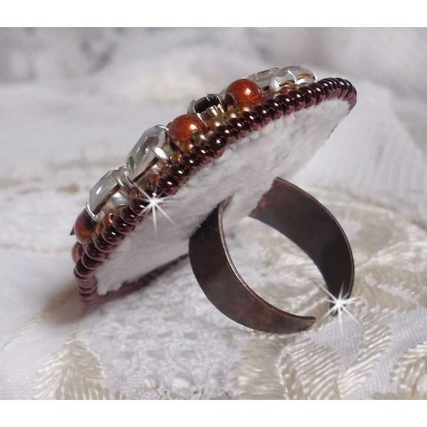 Amber Romance Ring bestickt mit Swarovski Kristallen in Crystal und Schwarz, magischen Perlen und Rocailles