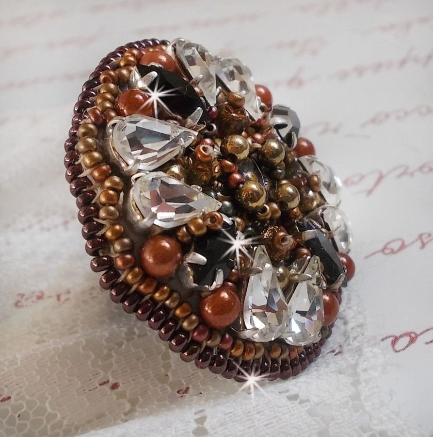 Amber Romance Ring bestickt mit Swarovski Kristallen in Crystal und Schwarz, magischen Perlen und Rocailles