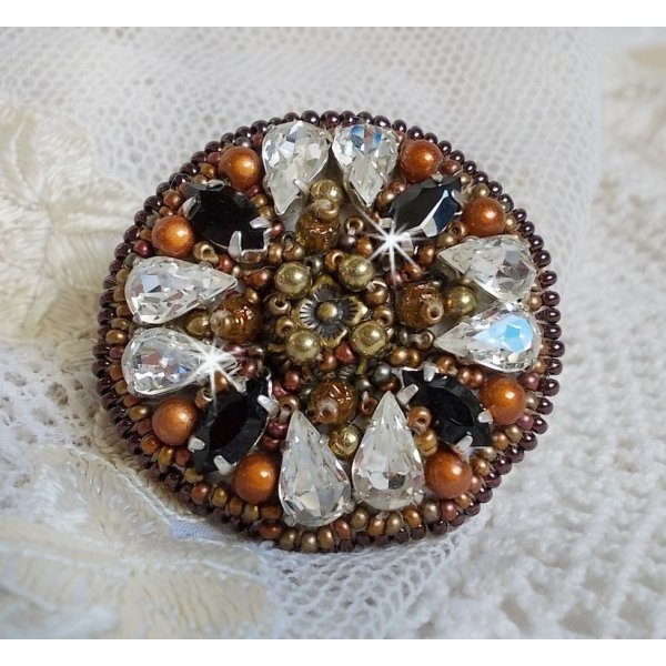 Amber Romance Ring bestickt mit Swarovski Kristallen in Crystal und Schwarz, magischen Perlen und Rocailles