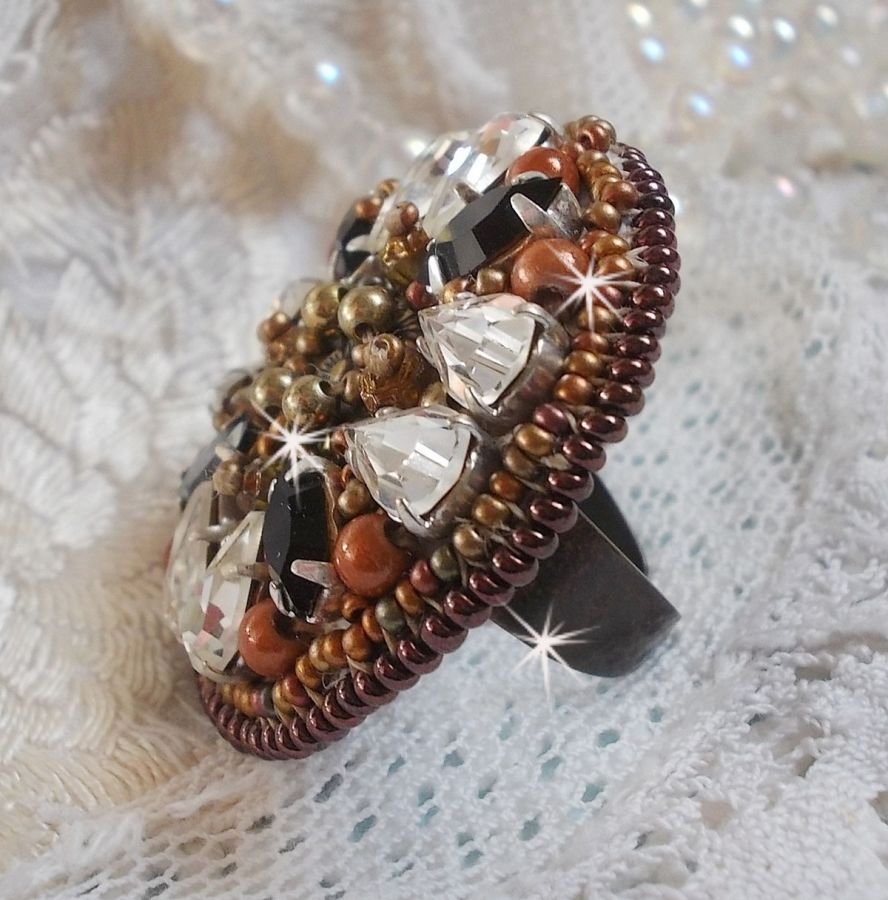 Amber Romance Ring bestickt mit Swarovski Kristallen in Crystal und Schwarz, magischen Perlen und Rocailles