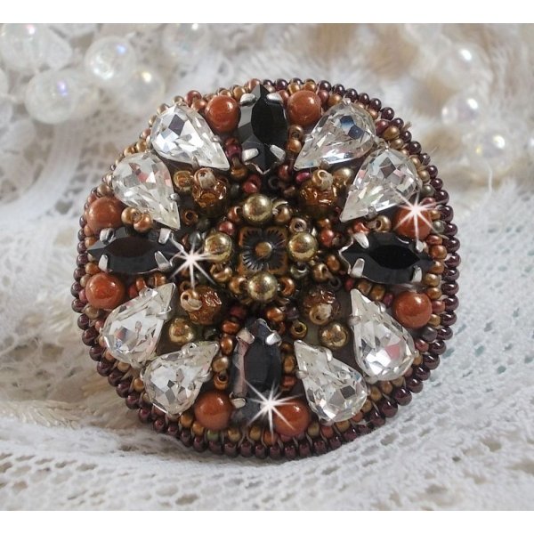Amber Romance Ring bestickt mit Swarovski Kristallen in Crystal und Schwarz, magischen Perlen und Rocailles