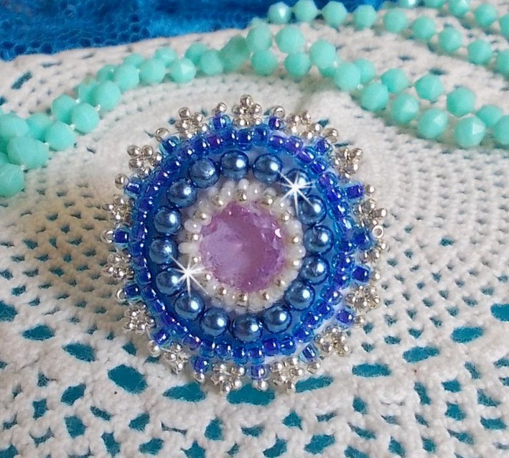 Azur Ring bestickt mit einem Swarovski Kristall und Perlmuttperlen