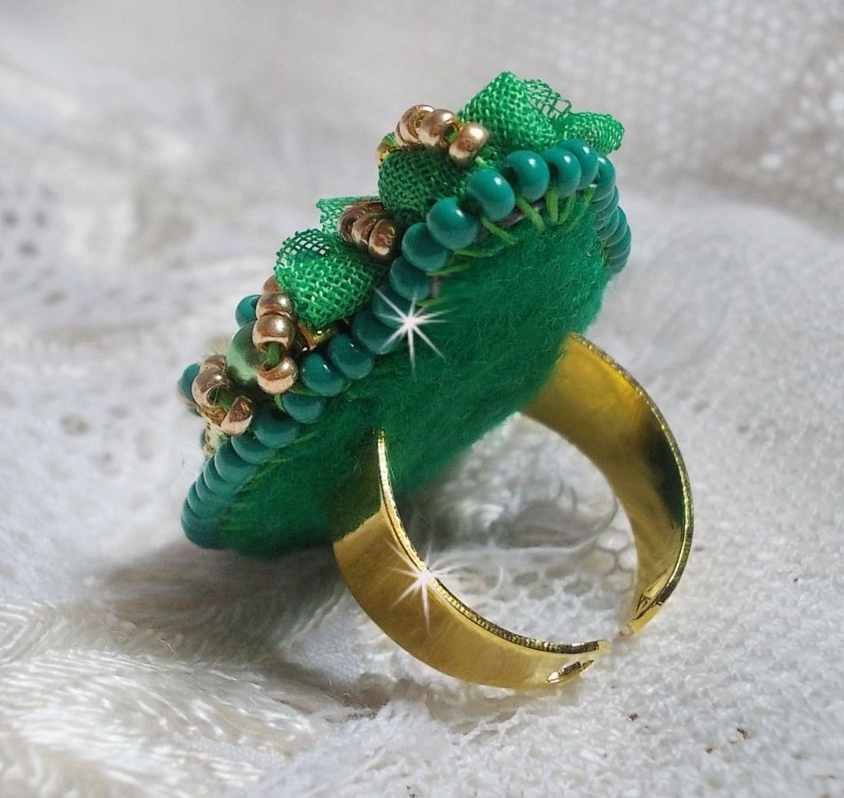 Belle Smaragd Ring mit einem Keramik-Cabochon bestehend aus einer gelben und grünen Rose.