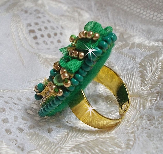 Belle Smaragd Ring mit einem Keramik-Cabochon bestehend aus einer gelben und gr&uuml;nen Rose.