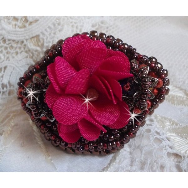 Bague  Belle H&eacute;l&egrave;ne brod&eacute;e avec une fleur en tissu, une Calcite jaune/blanc et des rocailles.