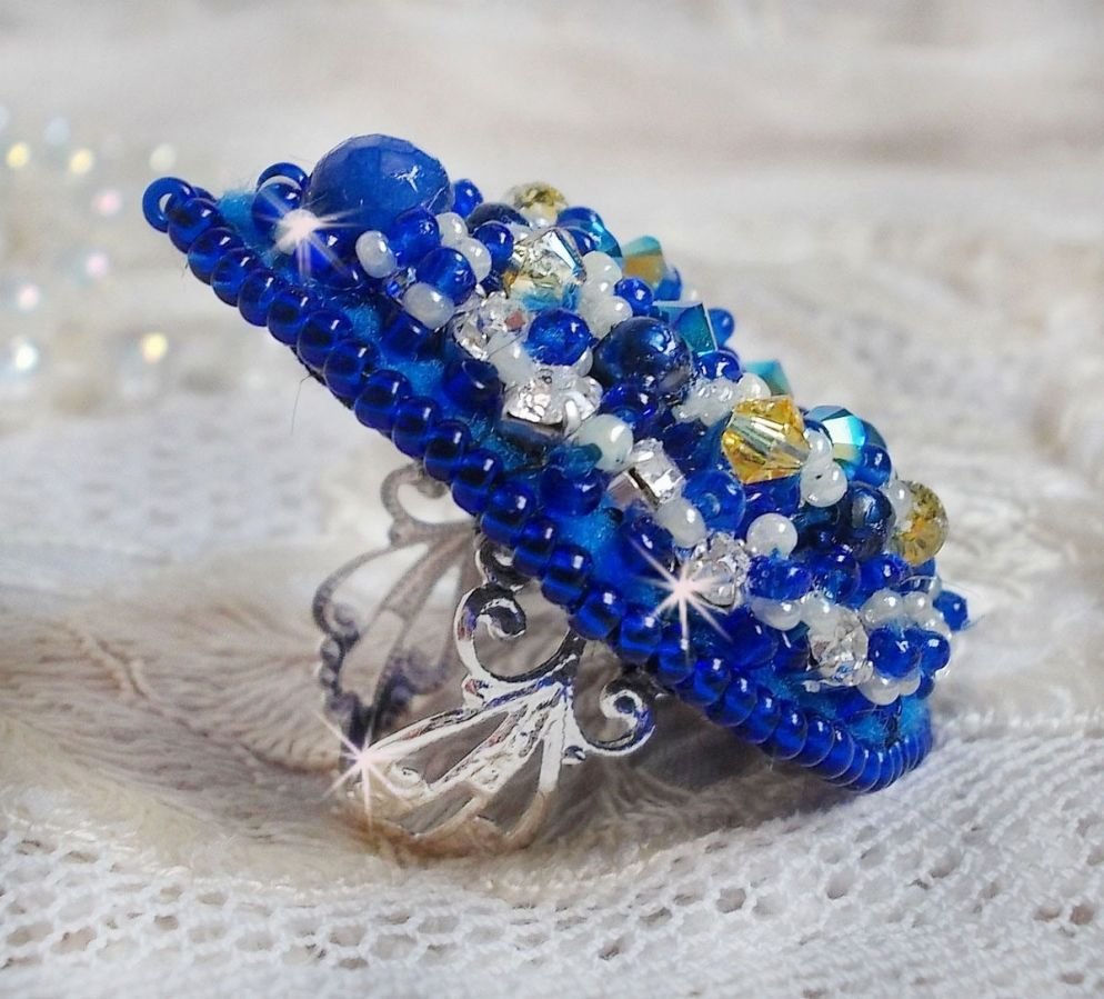 Blue Palace Ring, ein authentisches Design mit blauen Rocailles-Perlen und Swarovski-Kristallen