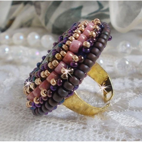 Bonjour Paris Ring, bestickt mit einem marmorierten Harzcabochon und Miyuki Rocailles