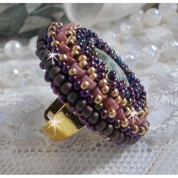 Bonjour Paris Ring, bestickt mit einem marmorierten Harzcabochon und Miyuki Rocailles