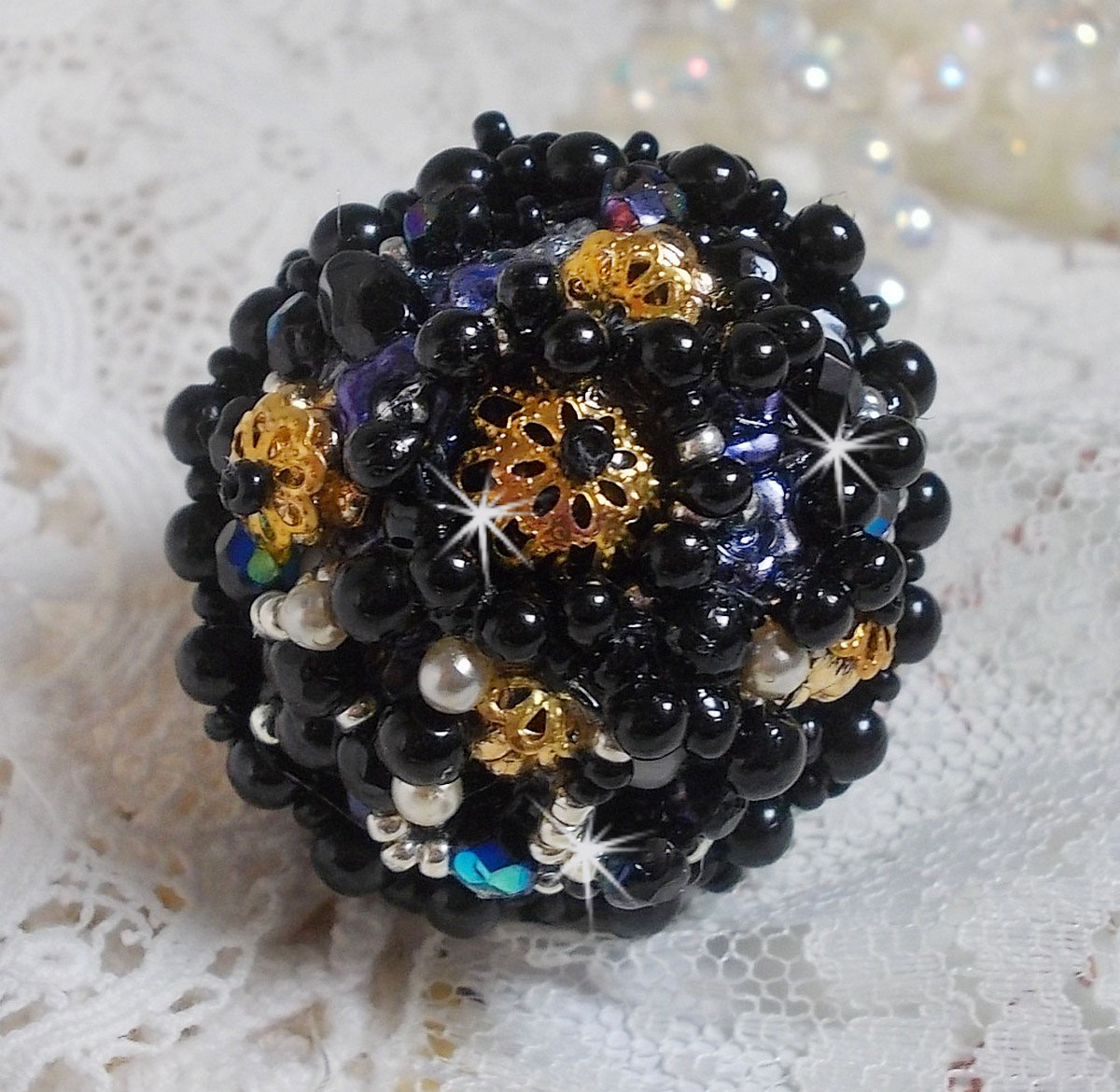 Bague Boule Frou-Frou avec des perles nacrées, facettes et des cristaux de Swarovski 