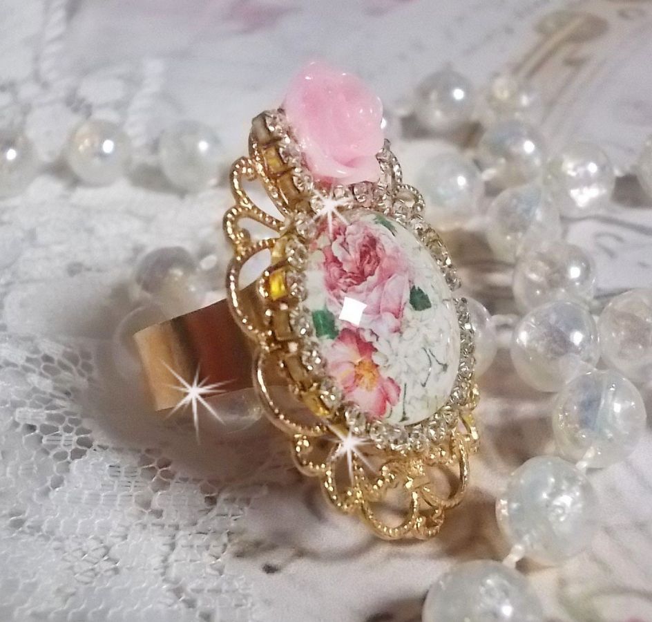 Ring Bouquet Valentine mit einem Cabochon aus Lupe, der Rosen darstellt, einer Rose aus Harz und einer Strasskette aus Swarovski-Kristall.